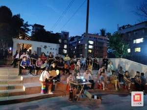 钟云山(钟云山社区：露天电影进社区 廉洁文化大家享)