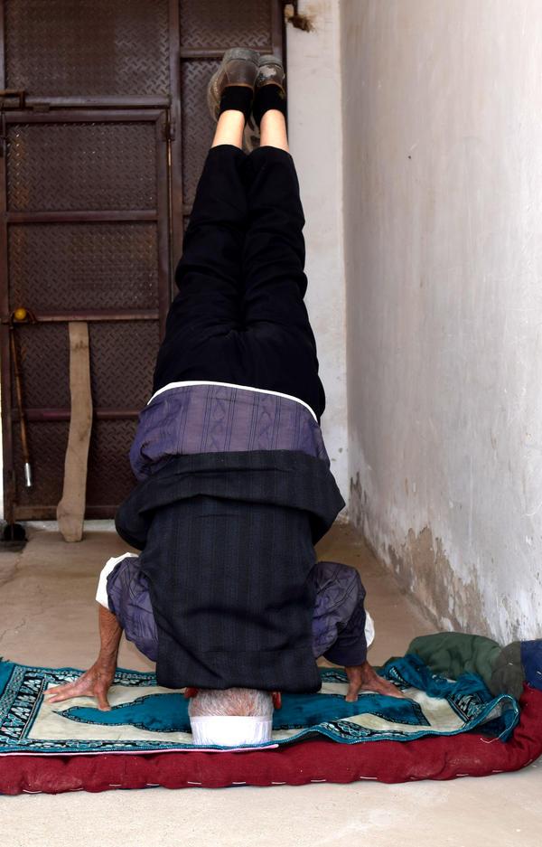 商丘97岁老人“倒挂金钩”不喘不吁 他的长寿秘诀很简单