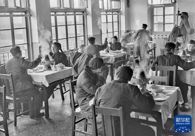 “国社之镜·世纪光影”新华社新闻摄影展丨丰衣足食(下篇)