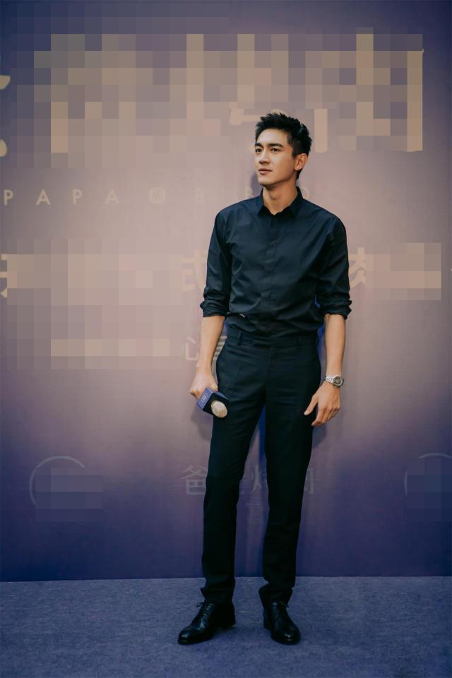 36岁林更新上戏报到被偶遇，拉推车领新书，大长腿超抢镜