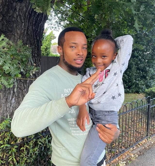 英国双性人网红兼有卵巢和睾丸，花60万再造丁丁，又用卵子生了娃