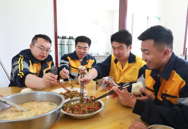 他们在沙漠里实现了“果蔬自由”