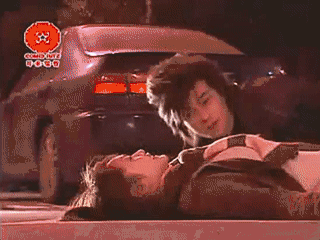 车祸后躺在地上吻，拔掉氧气管还要吻，国产剧花式吻戏智商在哪？