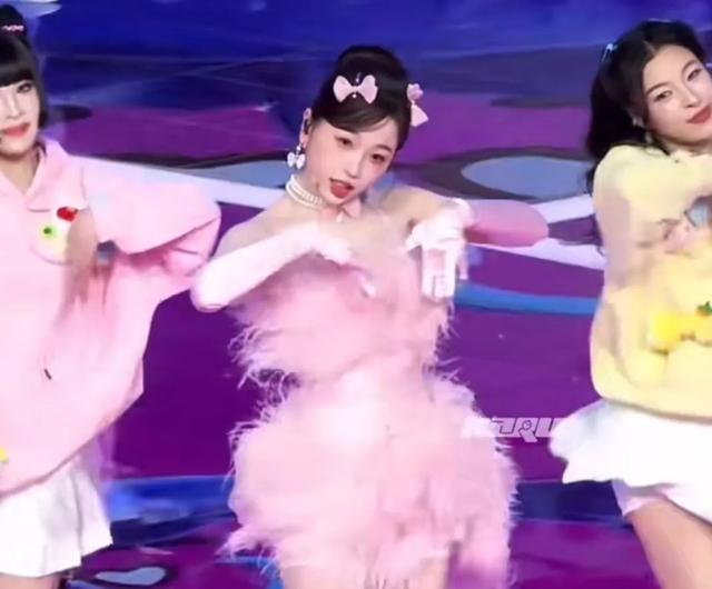 虞书欣复古甜心直拍爆红！《在干嘛呀》展现自信与活力