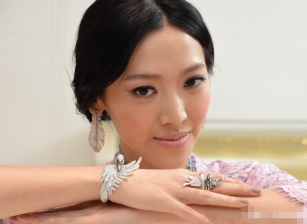 老戏骨李立群跟31岁女儿同框!女儿身材赛超模,肤色对比太明显