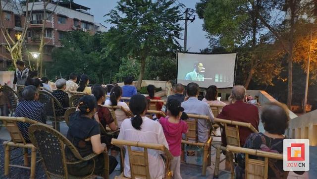 钟云山社区：露天电影进社区 廉洁文化大家享