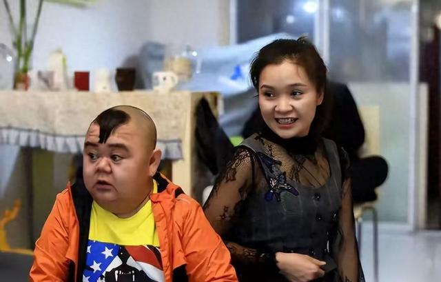 1米2男子娶1米65漂亮妻子，买7套房开豪车，妻子：我不图钱，图人