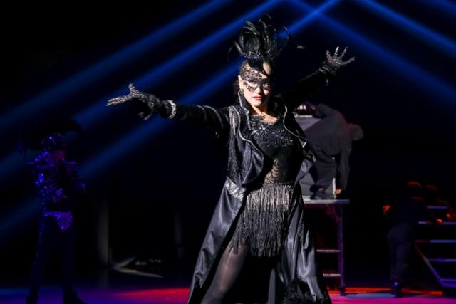 来深24年的美女魔术师：“我的春节和观众在舞台上见面”