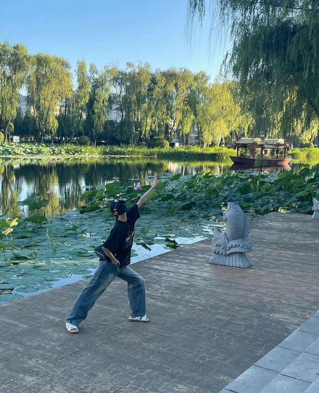 孙怡离婚后首晒女儿，大福家中奔跑扮仙子，孙怡户外开心玩耍