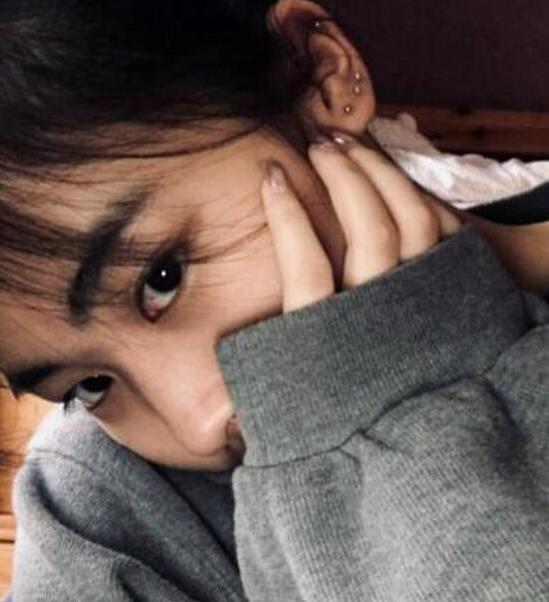 景岗山16岁女儿曝光！浓妆出镜五官像爹，戴4个耳钉被指过于早熟
