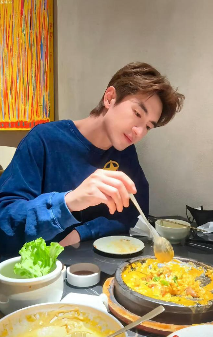 36岁林更新上戏报到被偶遇，拉推车领新书，大长腿超抢镜