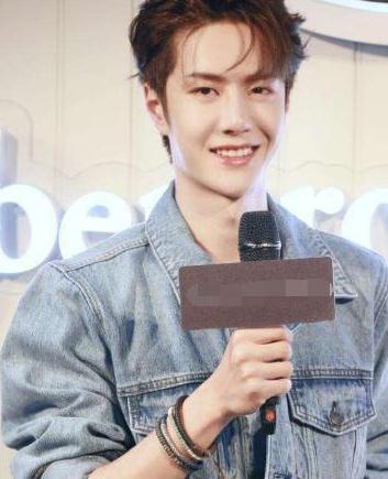 本以为王一博的英文名已够绕口,当读了3遍肖战的,这发音烫嘴