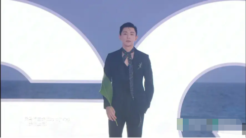 GQ红毯看点：baby怼脸太惊艳，邓伦变油腻男，杨天真成大风受害者