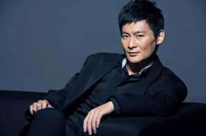 秦少白(景岗山16岁女儿曝光浓妆出镜五官像爹，戴4个耳钉被指过于早熟)