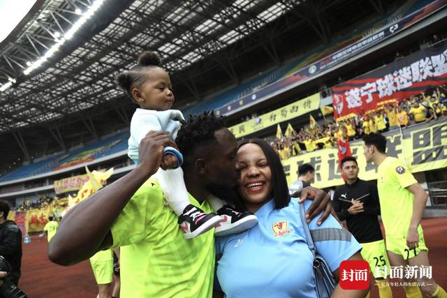 四川九牛冲超成功狂欢瞬间：队员脱衣拥抱，外援亲吻妻儿