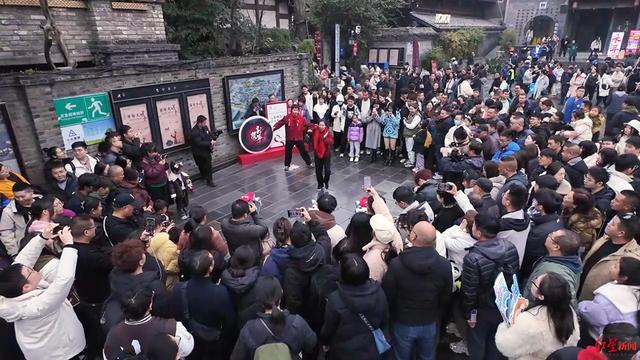 “活力成都年 万千气象新”，成都街头艺人百场演出庆新春