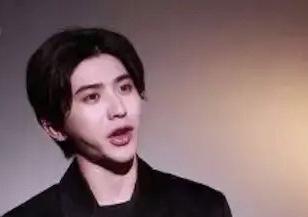 蔡徐坤颜值也崩了？下巴外翻角度显奇怪，线条诡异被指撞脸刘梓晨