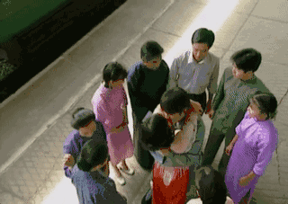 车祸后躺在地上吻，拔掉氧气管还要吻，国产剧花式吻戏智商在哪？