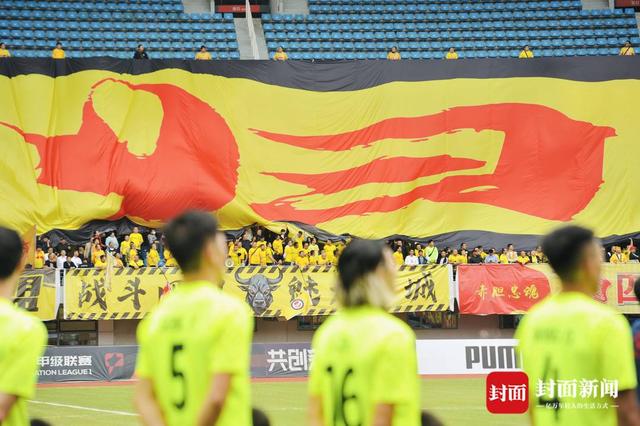 四川九牛冲超成功狂欢瞬间：队员脱衣拥抱，外援亲吻妻儿