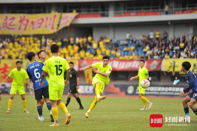 四川九牛冲超成功狂欢瞬间：队员脱衣拥抱，外援亲吻妻儿