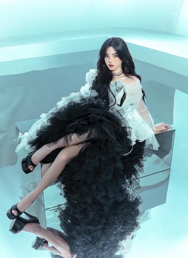 杨超越25岁生日，在微博晒照并配文：“25岁了，过去的5年，感谢有你们