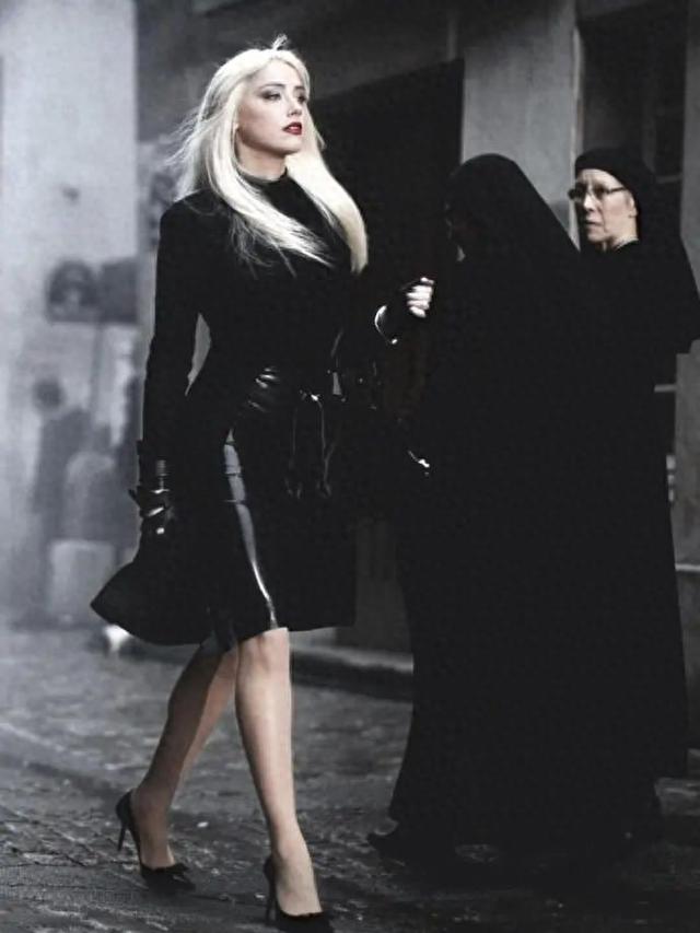 德普前妻、马斯克前女友太美了！性格直率身材火辣，美照层出不穷