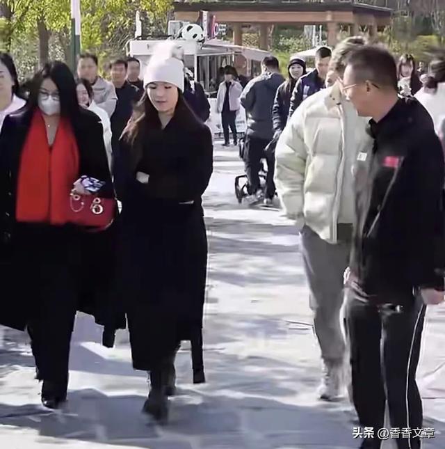 范丞丞父母山东过年,母亲戴翡翠吊坠像大牌新穿搭,二老不像70岁