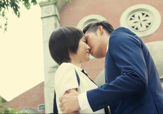 车祸后躺在地上吻，拔掉氧气管还要吻，国产剧花式吻戏智商在哪？