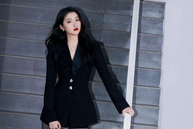 关晓彤在梁爽直播间跳瘦腿操，穿JK裙扎马步，疑似回应怀孕传闻