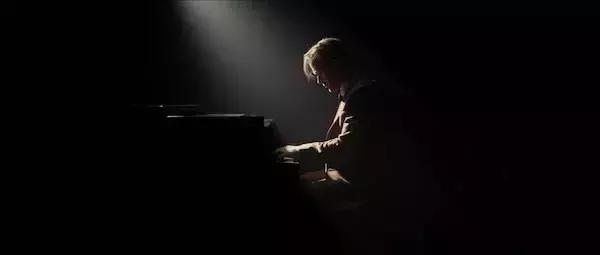 别搞错了，《爱乐之城》不适合情侣看，但依然是部爱情佳作！