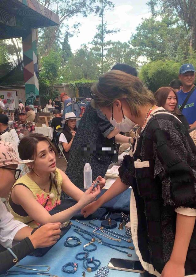 阿娇大理生图曝光，法令纹丝毫不影响她的美，41岁的姐姐照样把人美哭