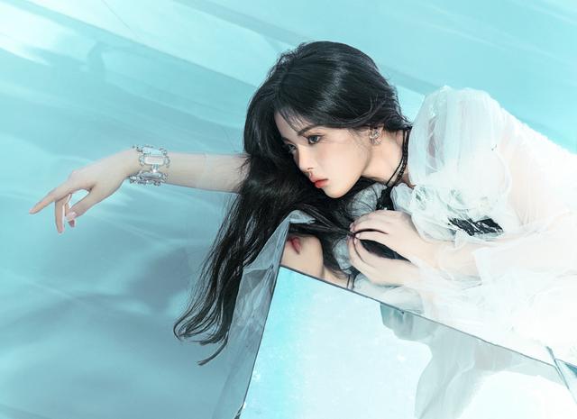 杨超越25岁生日，在微博晒照并配文：“25岁了，过去的5年，感谢有你们