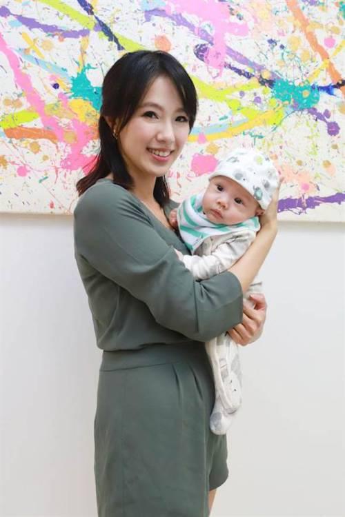 女星拒绝富商，与职员结婚，婚后却为生计送外卖