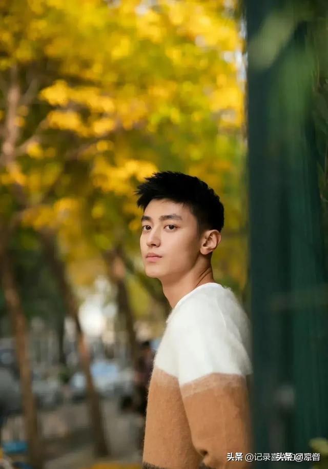 来看看翟子路和他的两位同学,看看这三位青年男演员哪一位最帅