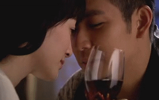 车祸后躺在地上吻，拔掉氧气管还要吻，国产剧花式吻戏智商在哪？