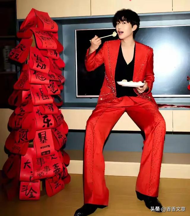 范丞丞父母山东过年,母亲戴翡翠吊坠像大牌新穿搭,二老不像70岁