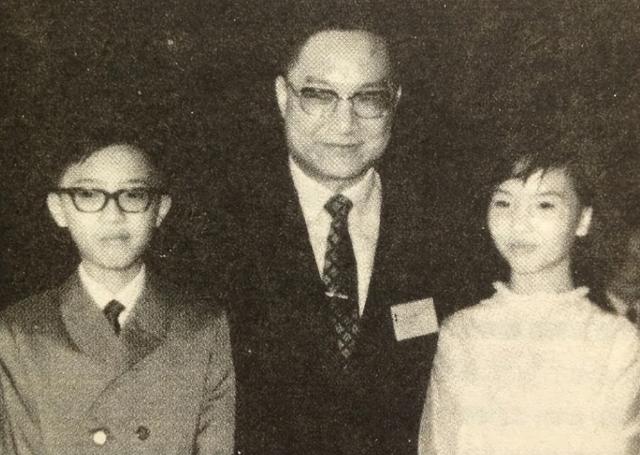 他为娶小三抛弃相伴23年妻子，儿子因此离开世界，前妻孤独终老