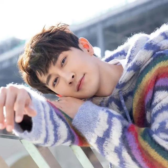 陈采尼敦煌沙漠大秀被指抄袭，冲上热搜！网友：“东拼西凑的设计真的能称为高级时装？”