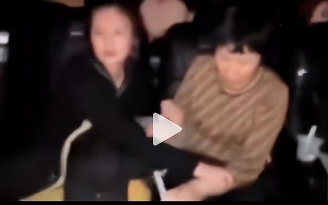 电影院大妈泼奶茶后续：期间不停说话，女子劝阻被辱骂，影院回应