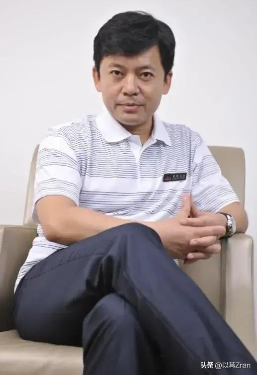 演员何政军：娶了初恋为妻，婚后生一女，如今咋样了？