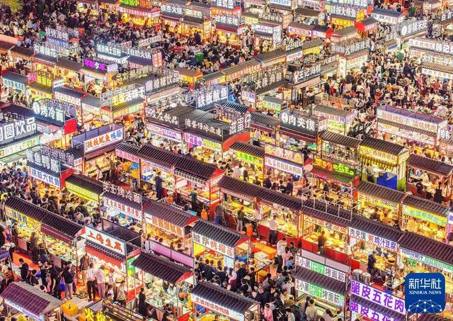 “国社之镜·世纪光影”新华社新闻摄影展丨丰衣足食(下篇)