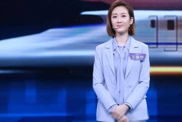 央视美女主持人王嘉宁：29岁嫁人，老公年轻帅气，爱情事业双丰