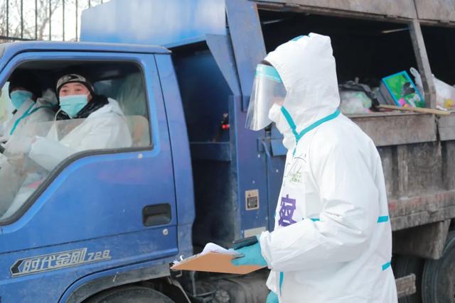 【抗疫一线】警察夫妻共战疫：一张合影 三分钟“邂逅”