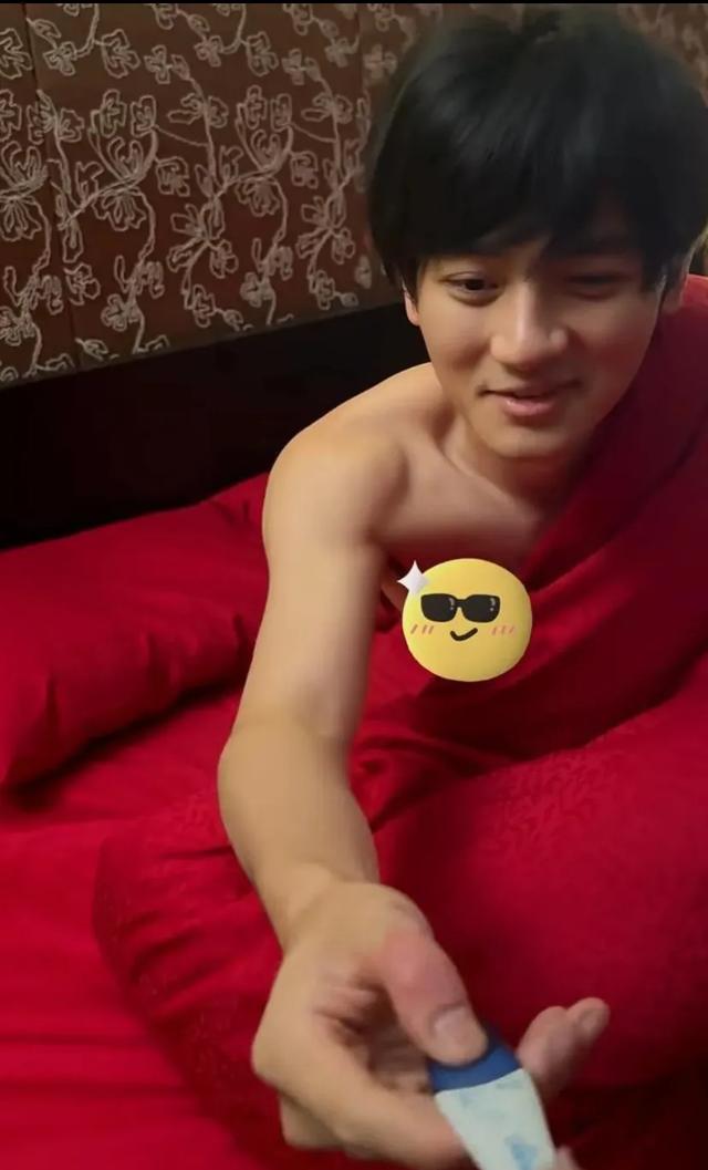 李心艾官宣怀孕：甜蜜新程，幸福满溢