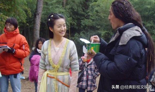 08版《射雕英雄传》幕后花絮：感觉胡歌手里的这桶泡面好香