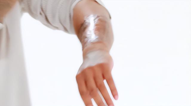 英国双性人网红兼有卵巢和睾丸，花60万再造丁丁，又用卵子生了娃