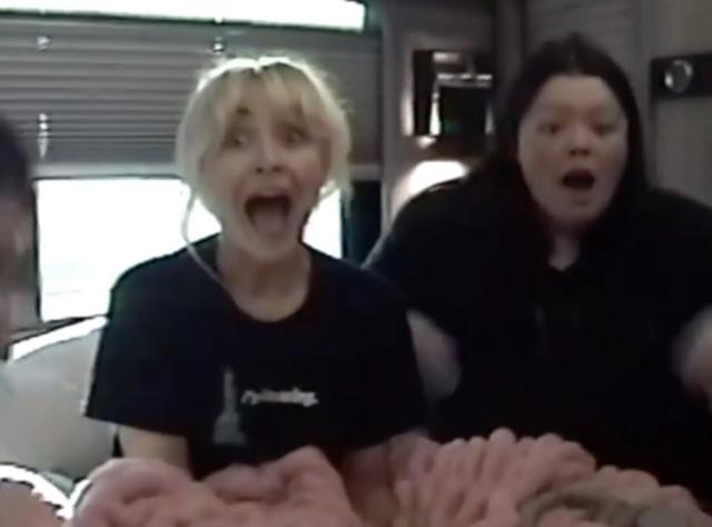 “匠妹”塞布丽娜泪洒格莱美现场，六项提名令她实现梦想