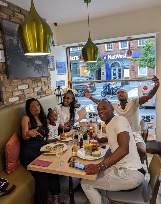 英国双性人网红兼有卵巢和睾丸，花60万再造丁丁，又用卵子生了娃