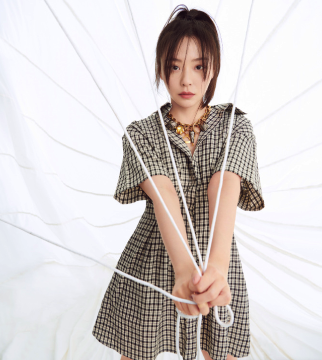 35岁张靓颖晒近照，被嘲发福快隐退，工作室回呛：有多远滚多远