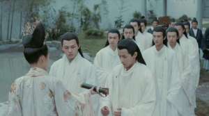 黑帮女老大(她是黑帮的女老大，因贪图享乐，一度包养16名年轻男子)